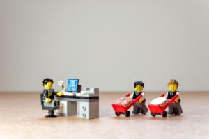 relation bancaire avec figurines lego